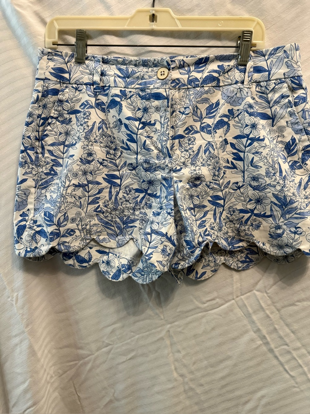 Crown & Ivy Blue Floral Scallop Hem Women's Shorts